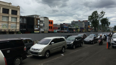 Pembangunan LRT di kawasan Kelapa Gading membuat kemacetan