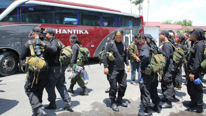 Sebanyak 2.200 umat muslim asal Solo Surakarta berangkat menuju Jakarta untuk mengikuti unjuk raasa, Jumat, 2 Desember 2016. Ribuan pendemo ini diangkut menggunakan 44 bus.