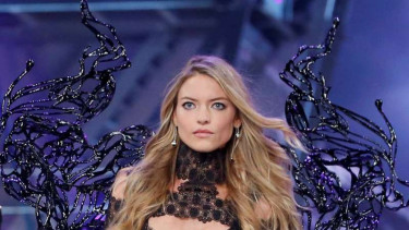 Model Victoria's Secret dengan sayap karya Tex Saverio