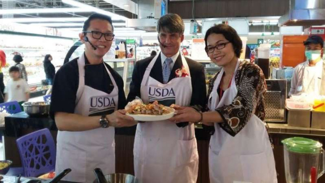 Wakil Dubes AS, Brian McFeeters (tengah) dalam Food Diplomacy ala Kedubes AS di Kelapa Gading, Jakarta, 1 Desember 2016.