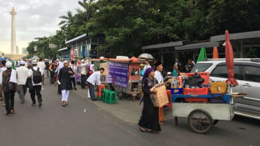 PKL gratis dagangan di Monas, 2 Desember 2016.