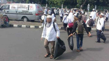 Relawan pemungut sampah di aksi 212 Monas.