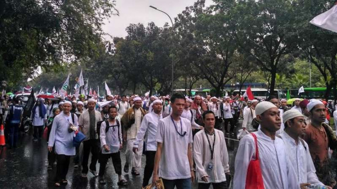 Massa pada aksi damai 212 saat membubarkan diri dari Monas.