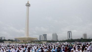 Shalat Jumat Dibawah Guyuran Hujan di Monas