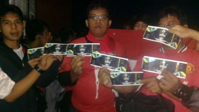Suporter timnas Indonesia memperlihatkan tiket palsu semifinal Piala AFF 2016