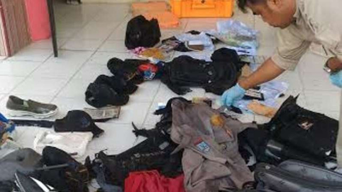 Sejumlah barang yang diperkirakan milik penumpang pesawat Polri yang jatuh.