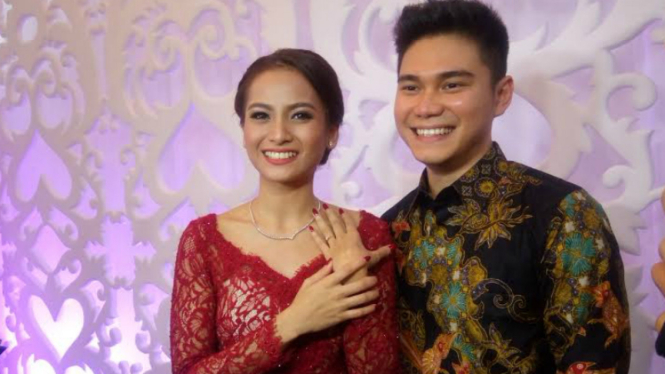 Acha Septriasa dan calon suami.