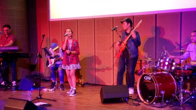 Lala Karmela menyanyikan lagu 90-an
