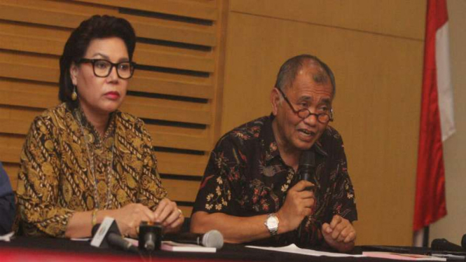 Ketua KPK, Agus Rahardjo, (kanan) dan Wakil Ketua Basaria Panjaitan (kiri). 