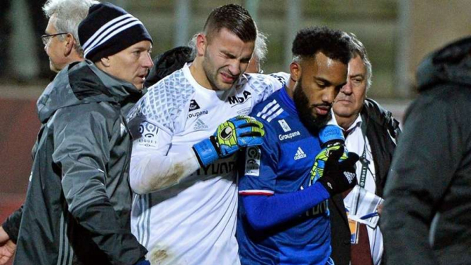Kiper Lyon, Anthony Lopes usai terkena lemparan petasan