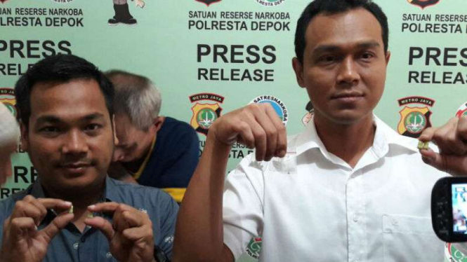 Aparat Polresta Depok menunjukkan barang bukti ekstasi dan sabu-sabu hasil penggerebekan di dua rumah kontrakan di kota itu pada Senin, 5 Desember 2016.