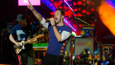 Aksi Chris Martin dalam gelaran konser Coldplay.