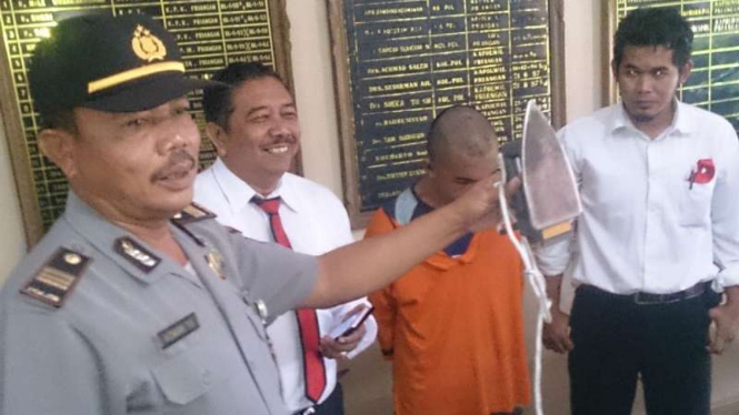 Polisi memperlihatkan tersangka pembunuh dan pemerkosa seorang mahasiswi akademi keperawatan di Kabupaten Garut, Jawa Barat, pada Selasa, 6 Desember 2016.