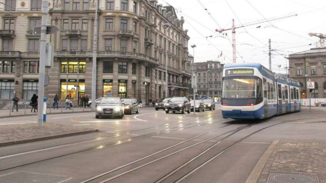 Trem, salah satu transportasi terbaik di Kota Zurich, Swiss.