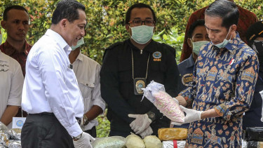 Presiden Joko Widodo bersama Kepala BNN Komjen Budi Waseso dalam kegiatan pemusnahan barang bukti narkoba di kawasan Monumen Nasional, Selasa (6/12/2016)
