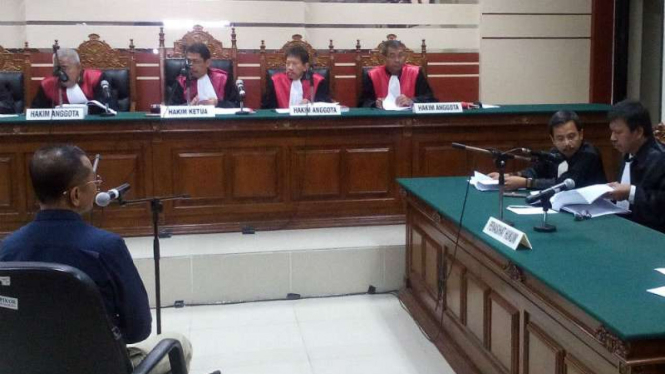 Mantan Menteri Badan Usaha Milik Negara, Dahlan Iskan, saat menghadiri sidang di Pengadilan Tipikor Surabaya pada Selasa, 6 Desember 2016.