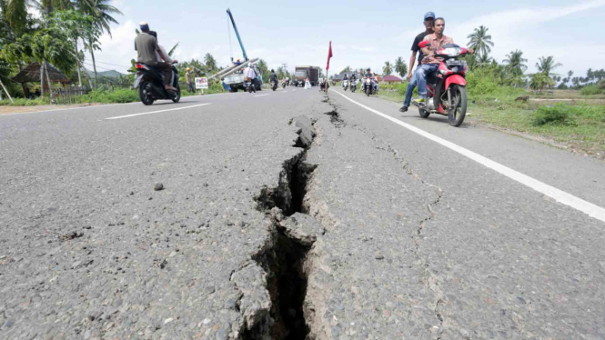 Salah satu ruas jalan di Kabupaten Pidie Jaya Aceh yang terbelah usai dilanda gempa bumi berkekuatan 6,5 SR pada Rabu (7/12/2016)