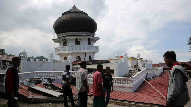 Bangunan yang roboh usai dihantam gempa berkekuatan 6,5 SR yang terjadi di Kabupaten Pidie Jaya, Rabu (7/12/2016)