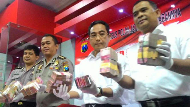 Polisi membeberkan uang hasil sitaan pungli dana desa di Kecamatan Kedungdung, Kabupaten Sampang, Madura, di Markas Polda Jatim, Surabaya, pada Rabu, 7 Desember 2016.