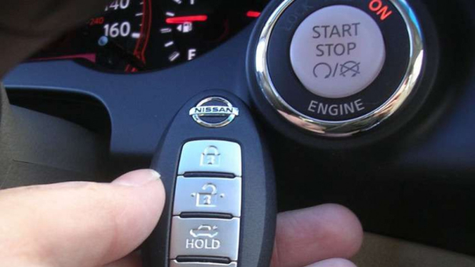 Ilustrasi fitur keyless entry pada mobil.