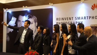 Jajaran manajemen Huawei mengambil foto selfie dengan P9