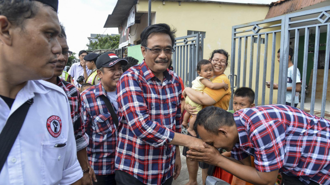 Djarot Saiful Hidayat sapa warga di Kampung Makassar beberapa waktu lalu. 