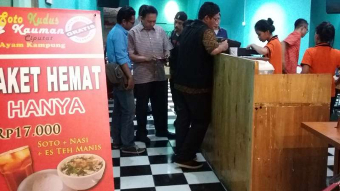 Warung soto Kauman, untuk ibu hamil gratis. 