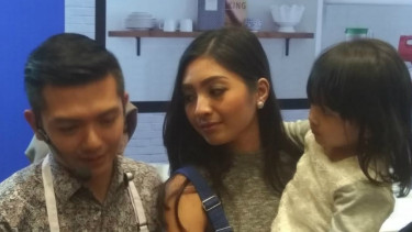 Nicky Tirta, Liza Elly dan sang buah hati.