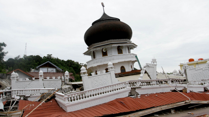 Shalat Jumat di Reruntuhan Masjid Jami Quba Pidie Jaya