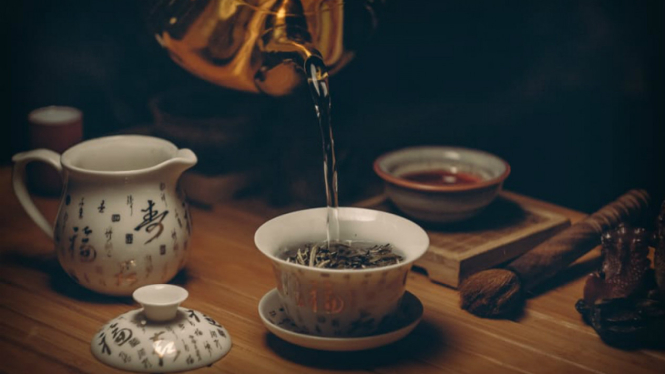 Minum teh panas.