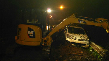 Mobil terkena longsoran di jalur Nagreg