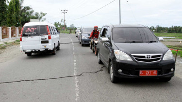 Jalan Retak Akibat Gempa Aceh