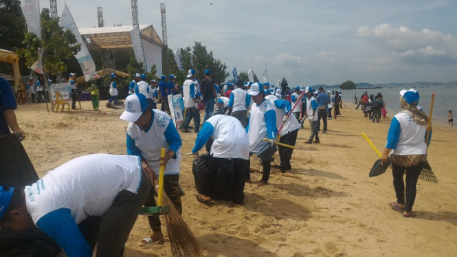 Program Pemberdayaan dan Pembersihan Pantai Kampung Nelayan 