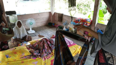 Khairani Niskiya anak kedua Zubaidah terbaring di kasur 