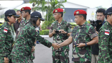 Kowad yang menang lomba tembak tengah bersalaman dengan Danjen Kopassus