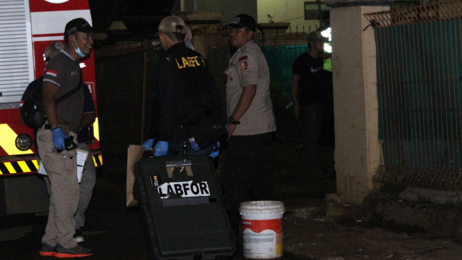 Tim Gegana melakukan pemeriksaan terhadap temuan bom aktif di sebuah rumah kost di kawasan Bintara Jaya, Bekasi Barat, Sabtu malam (10/12/2016)