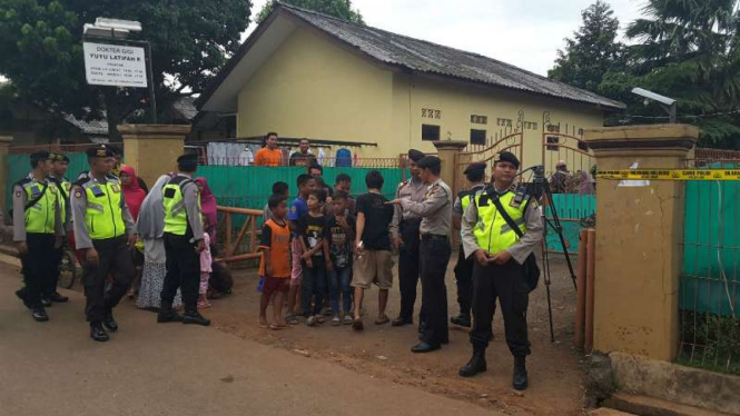 Petugas amankan lokasi penggerebekan terduga teroris di Jalan Bintara 8, Bekasi Barat, Minggu (11/12/2016)