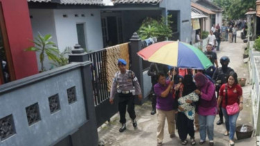 Densus bawa istri dan anak Nur Solihin, terduga teroris Bekasi.