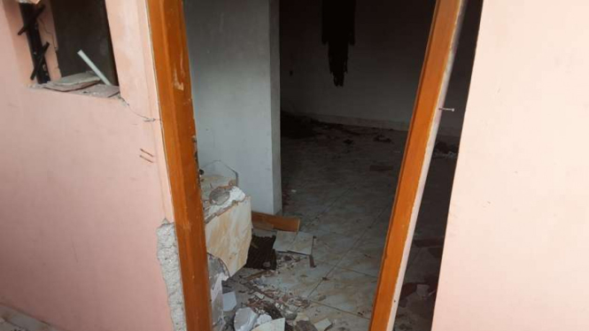 Kondisi kamar indekos terduga pelaku bom bekasi pascapeledakkan, Minggu (11/12/2016)