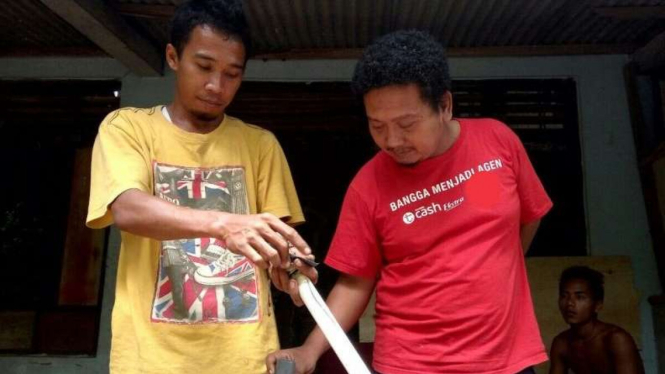 Warga bantul tengah membuat alat sensor gempa Otok-otok.