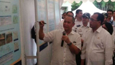 Menteri Perhubungan Budi Karya saat meninjau persiapan jalan tol