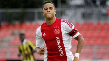 Pemain Ajax Justin Kluivert