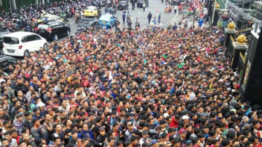 Antrean pembeli tiket final Piala AFF 2016 di Gambir, Jakarta
