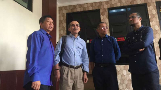 Abraham Samad, Faisal Basri, dan Effendi Ghazali, mendampingi Dahlan Iskan di Pengadilan Tindak Pidana Korupsi Surabaya pada Selasa, 13 Desember 2016.