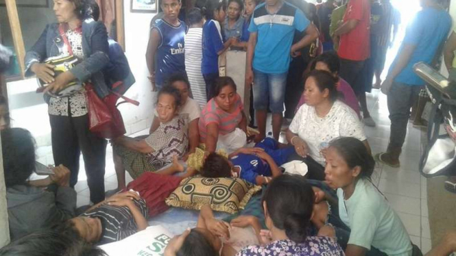 Tujuh siswa SDN 1 Seba di Kabupaten Sabu Raijua yang menjadi korban penusukan orang tak dikenal usai mendapatkan pertolongan medis, Selasa (13/12/2016)
