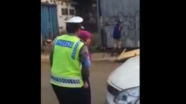 Seorang ibu mengaku PNS di MA menganiaya polisi yang menegurnya.