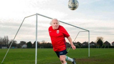 Pesepakbola berusia 81 tahun,  Dickie Borthwick