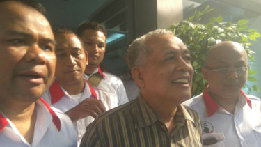 Hatta Taliwang (pakai kemeja coklat)