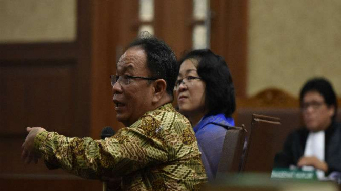 Terdakwa suap kasus alokasi gula impor Xaveriandy Sutanto dan Memi.