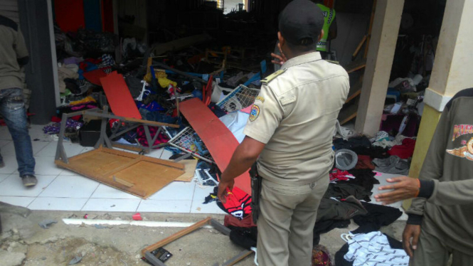 Kondisi pasar tradisional di Kabupaten Sabu Raijua NTT yang rusak diamuk warga usai terjadinya penyerangan terhadap siswa SDN 1 Sabu Barat, Selasa (13/12/2016)
